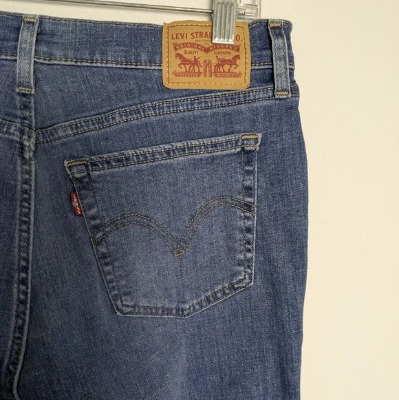 Levi's Jeans Women 28 Blue Denim Boyfriend Mid Rise Distressed Med Wash Ankle - Picture 6 of 12